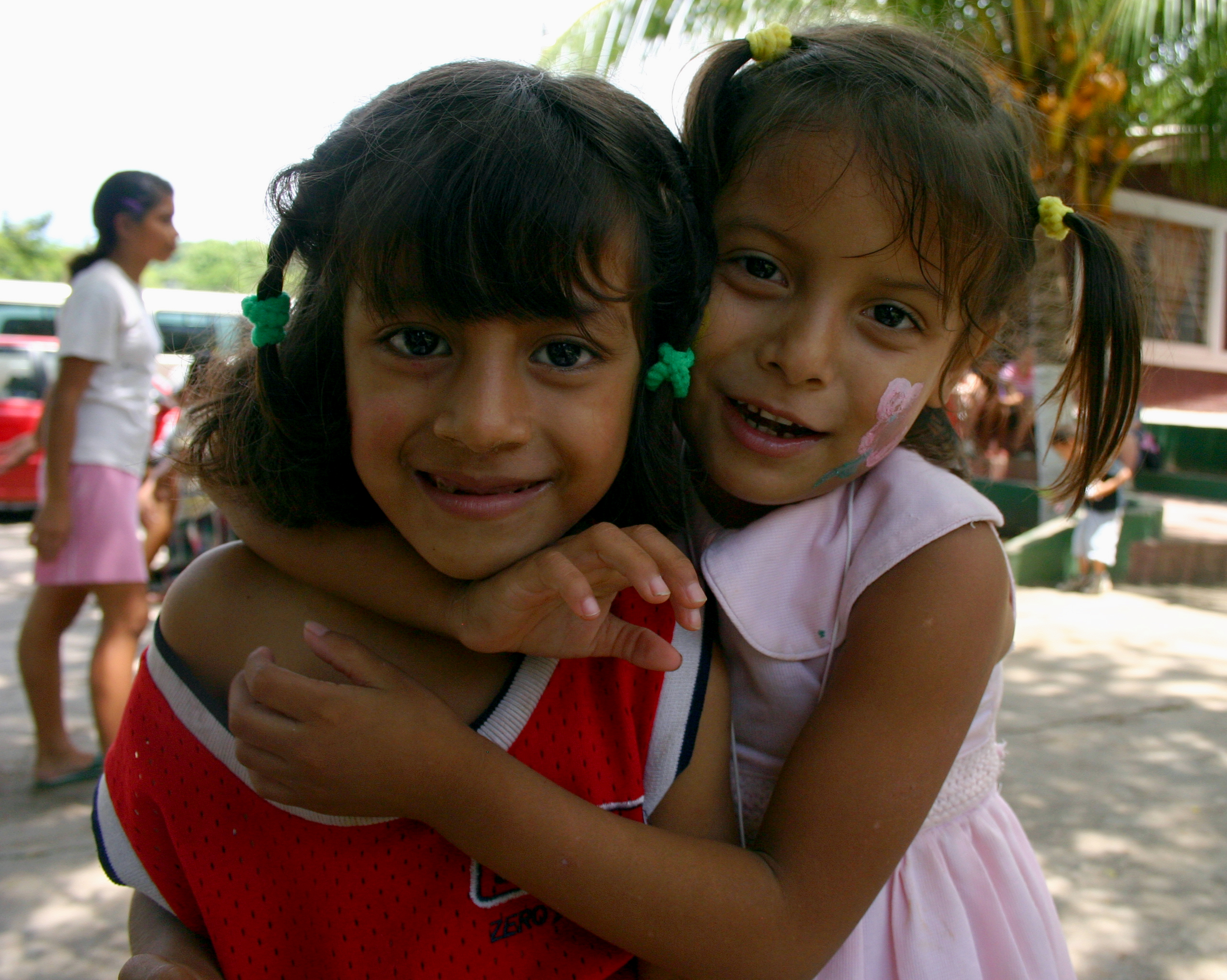 Two_Girls,_El_Salvador